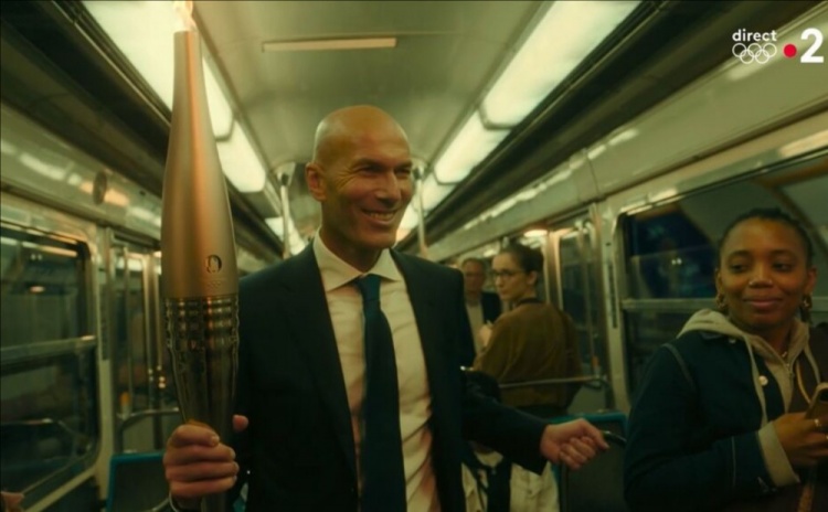 法媒：为拍奥运火炬手宣传片，齐达内生平首次搭乘巴黎地铁